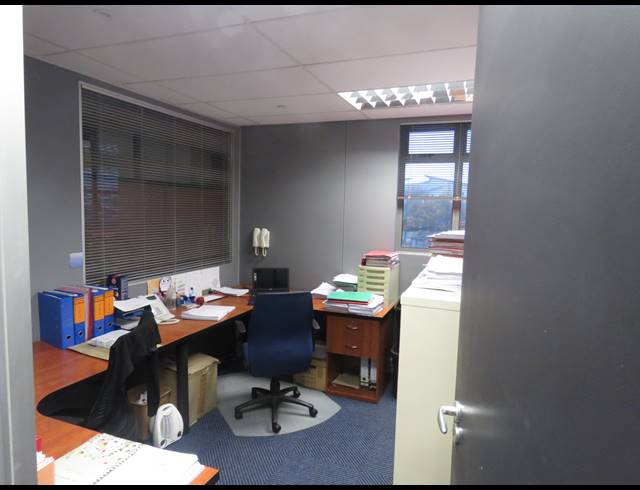 305M² OFFICE TO LET IN SOMERSET WEST MALL TRIANGLE